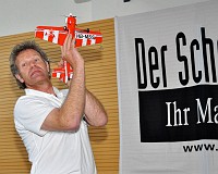 Kunstflug-Schweizermeister Bruno Müller
erklärt sein 